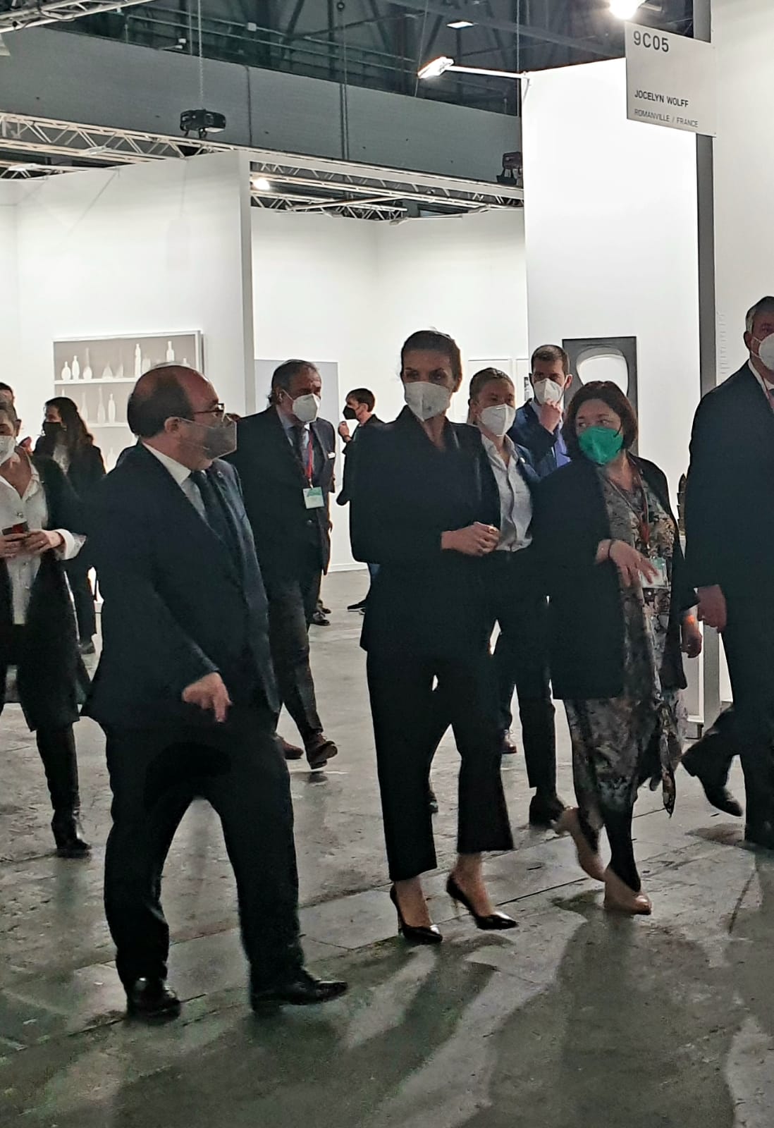 This year without the King who had to join a crises meeting: Queen Letizia at Arco Madrid; photo Stefan Kobel