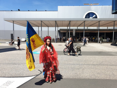 Isagus Toche, Olesia the Tchernobyl Bride, Performance in front of Art Basel; photo Stefan Kobel