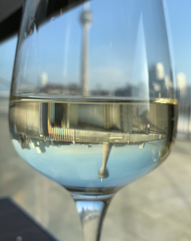 The world - clearer in a glass than in reality?