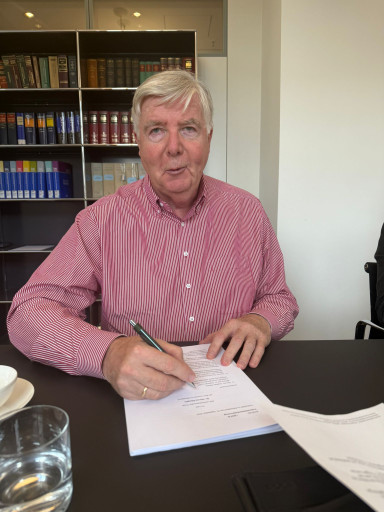Contract signing - Photo Dominik Reinartz