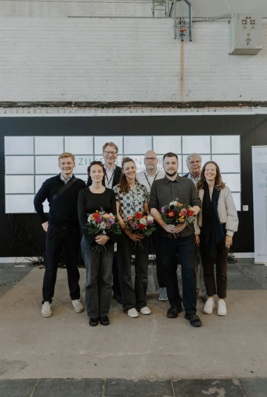 Zilkens Fine Art Academy Award 2025. In der ersten Reihe die Gewinner Kay-Lotte Pommer von der Akademie Leipzig und Super Vivaz von der Akademie Stuttgart. Foto: Clara Wenzel-Theiler